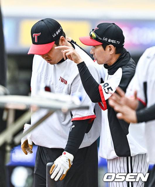 염경엽 감독이 김현수와 이야기를 나누고 있다. / OSEN DB