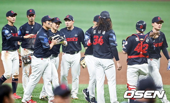 롯데 선수들이 승리의 기쁨을 나누는 모습. / OSEN DB