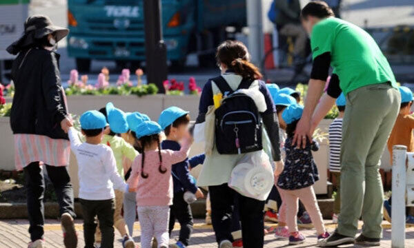 어린이를 데리고 나들이 나온 일본 보육사, 연합뉴스
