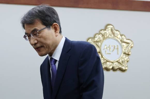 후속대책 발표한 노태악 선관위원장 - 노태악 중앙선거관리위원장이 31일 오후 과천 중앙선거관리위원회에서 고위직 간부들의 자녀 특혜 채용 의혹에 대한 특별감사 결과와 후속대책을 발표한 뒤 회견장을 나가고 있다. 연합뉴스