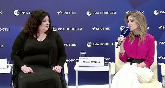 조 바이든 미국 대통령에게 성추행을 당했다는 미국 여성 타라 리드(59·왼쪽)는 최근 러시아로 건너갔다. 그는 31일(현지시간) 스푸트니크 통신과의 인터뷰에서 러시아 시민권을 얻고 싶다고 말했다. 2023.5.31 스푸트니크 캡쳐