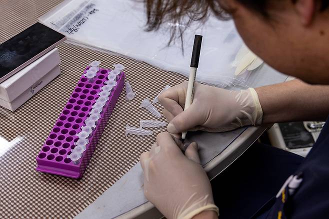 청주동물원에서 홍성현 수의사가 야생동물 보호와 야생 방사를 위한 연구를 진행하고 있다. ⓒ시사IN 조남진