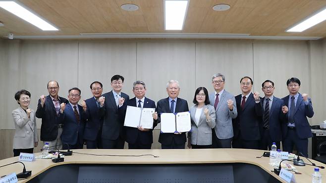 5월30일 국립안동대학교와 경북도립대학교 관계자들이 통합추진 합의서를 체결한 후 기념촬영을 하고 있다 Ⓒ안동대 제공