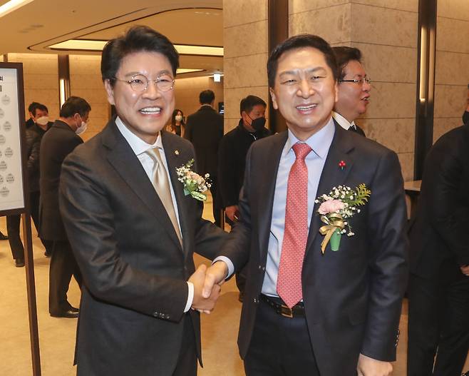 국민의힘 장제원 의원과 김기현 의원이 2022년 12월26일 오후 부산롯데호텔에서 열린 부산혁신포럼 2기 출범식에 참석해 악수하고 있다. ⓒ연합뉴스