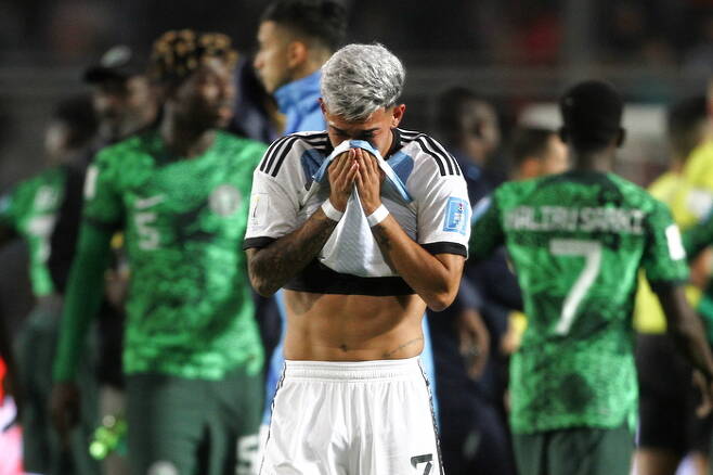 아르헨티나 20세 이하(U-20) 축구 대표팀의 후안 카를로스 구아토가 1일 홈에서 열린 나이지리아와의 2023 U-20월드컵 16강전에서 패한 뒤 괴로워하고 있다. EPA연합뉴스