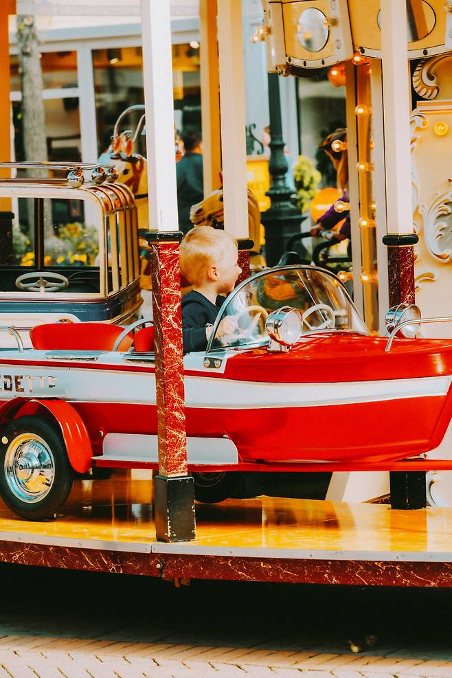 회전목마와 분수대는 늘 아이들로 넘쳐난다