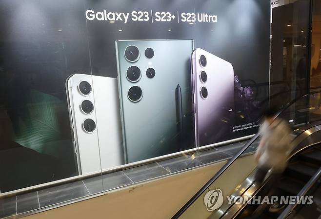 삼성전자 1분기 반도체 적자 4.6조 (서울=연합뉴스) 류영석 기자 = 삼성전자가 1분기 매출 실적을 발표한 27일 서울 서초구 삼성 딜라이트 샵의 모습.
    이날 삼성전자는 연결 기준 올해 1분기 영업이익이 6천402억원으로 지난해 동기보다 95.5% 감소한 것으로 잠정 집계됐다고 공시했다. 매출은 63조7천454억원으로 작년 동기 대비 18.1% 감소했다. 순이익은 1조5천746억원으로 86.1% 줄었다. 특히 반도체를 담당하는 디바이스솔루션(DS) 부문에서 무려 4조5천800억원의 적자를 기록했다. 2023.4.27 ondol@yna.co.kr