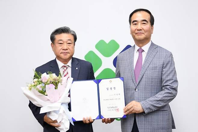 임용장 받는 이성원 신임 사장(왼쪽) [대구교통방송 제공.재판매 및 DB금지]