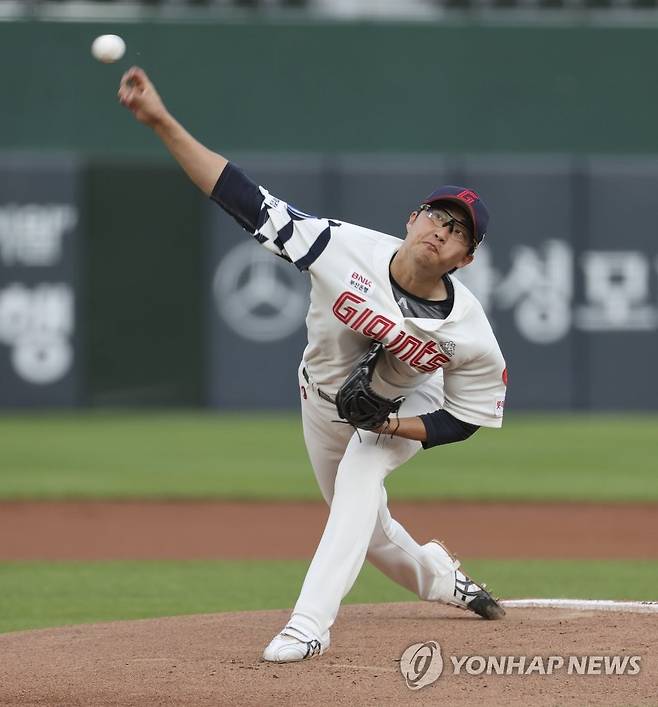 롯데 선발투수 박세웅 역투 (부산=연합뉴스) 강덕철 기자 = 25일 부산 사직야구장에서 열린 프로야구 NC 다이노스와 롯데 자이언츠의 경기. 1회초 롯데선발투수 박세웅이 역투하고 있다. 2023.5.25 kangdcc@yna.co.kr