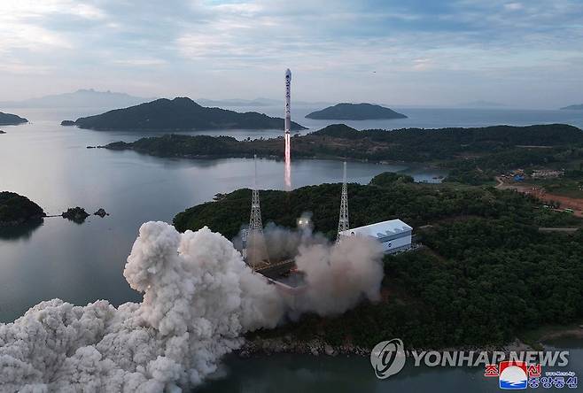 북한, '실패한' 위성 발사 장면 공개 (평양 조선중앙통신=연합뉴스) 북한이 지난달 31일 북한 평안북도 철산군 동창리 새발사장에서 쏜 첫 군사정찰위성 '만리경 1호'를 실은 위성운반로켓 '천리마 1형'의 발사 장면을 1일 조선중앙통신이 공개했다. 이 로켓은 엔진 고장으로 서해에 추락했다. 북한 국가우주개발국은 발사 후 2시간 30여분 만에 실패를 공식 인정했다. 2023.6.1 
    [국내에서만 사용가능. 재배포 금지. For Use Only in the Republic of Korea. No Redistribution] 
 nkphoto@yna.co.kr