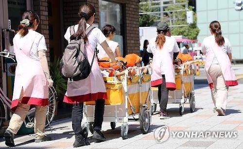 어린아이 데리고 나온 일본 보육사 [도쿄=연합뉴스 자료사진]