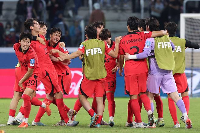 2일(한국시간) 오후 아르헨티나 산티아고 델 에스테로 스타디움에서 열린 2023 국제축구연맹(FIFA) 20세 이하(U-20) 월드컵 16강전 한국과 에콰도르의  경기에서 3:2로 승리한 한국 대표팀 선수들이 기뻐하고 있다. 사진=연합뉴스