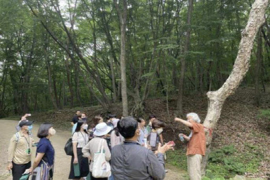 ‘2022 자연학습장 가는 길 숲 해설’ 모습(사진=문화재청).