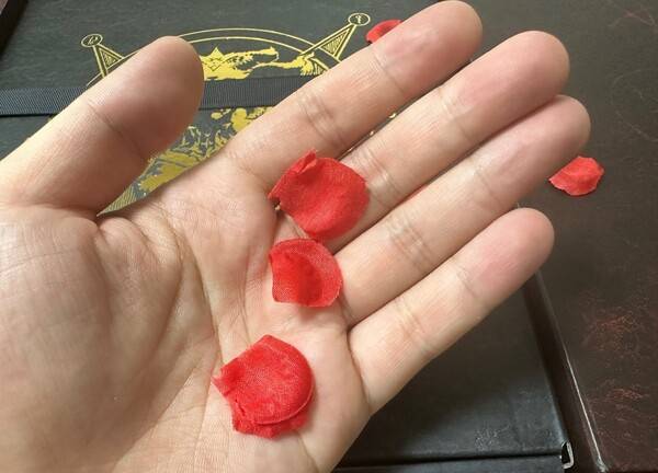 - 진짜 장미 꽃잎은 아니다