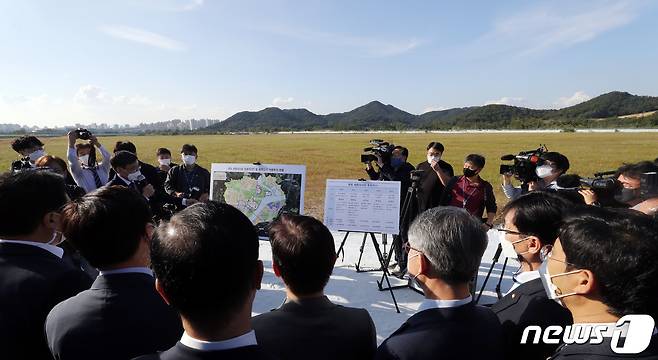 더불어민주당 국가균형발전 및 행정수도 완성 TF 우원식 의원(단장)과 박범계 의원(부단장) 등 의원들이 2020년 9월28일 세종 국회의사당 후보지를 방문해 이문기 행정중심복합도시건설청장과 이춘희 세종시장으로부터 설명을 듣고 있다. 2020.9.28/뉴스1 ⓒ News1 장수영 기자