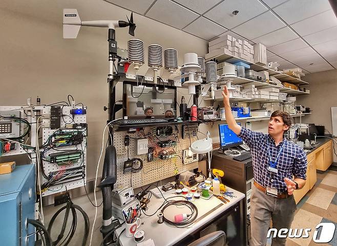 지난달 25일(현지시간) 미국 오클라호마주 메조넷 사무실에서 설비 담당자가 메조넷이 운영 중인 기기를 설명하고 있다. ⓒ 뉴스1 황덕현 기자