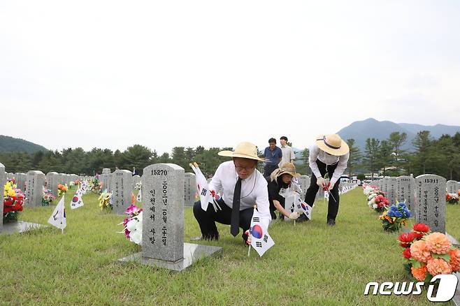 대전지방국세청 관계자들이 1일 국립대전현충원을 찾아 봉사활동을 하고 있다.  (대전지방국세청 제공) /뉴스1