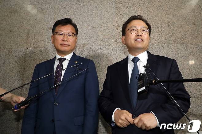 이양수 국민의힘 원내수석부대표와 송기헌 더불어민주당 원내수석부대표가 1일 오전 서울 여의도 국회 국민의힘 원내수석부대표실 앞에서 회동을 마치고 취재진 질문에 답하고 있다./뉴스1 ⓒ News1 황기선 기자