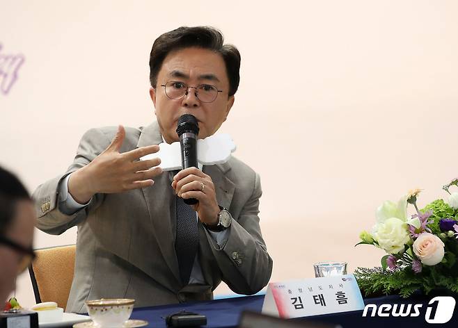 김태흠 충남지사가 2일 아산시청에서 가진 기자간담회에서 아산발전에 대한 포부를 밝히고 있다.(충남도 제공)/뉴스1