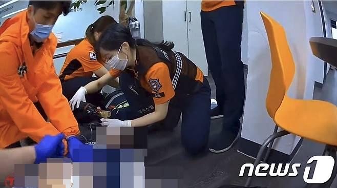 5월28일 16시께 남구 대연동의 한 사무실. 신고를 받고 출동한 대연119안전센터 구급대원들이 쓰러진 20대 남성에게 지속적인 심장 압박과 자동제세동기를 충격하는 등 응급 처치를 실시하고 있다. (부산소방재난 본부 제공)