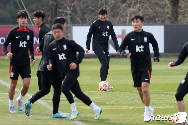 손흥민을 비롯한 대한민국 축구 국가대표팀 선수들이 27일 오후 경기도 파주 축구국가대표트레이닝센터(NFC)에서 우루과이전을 앞두고 훈련을 하고 있다. 2023.3.27/뉴스1 ⓒ News1 민경석 기자