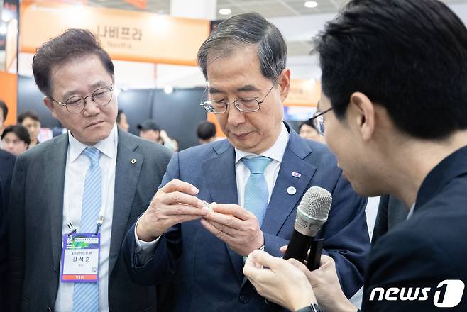 한덕수 국무총리가 2일 오후 서울 강남구 코엑스에서 열린 넥스트라이즈 2023에서 관계자로부터 설명을 듣고 있다. 2023.6.2/뉴스1 ⓒ News1 이재명 기자