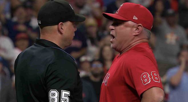 필 네빈 에인절스 감독이 6회초 구심하게 거칠게 항의하고 있다. MLB.TV 캡처