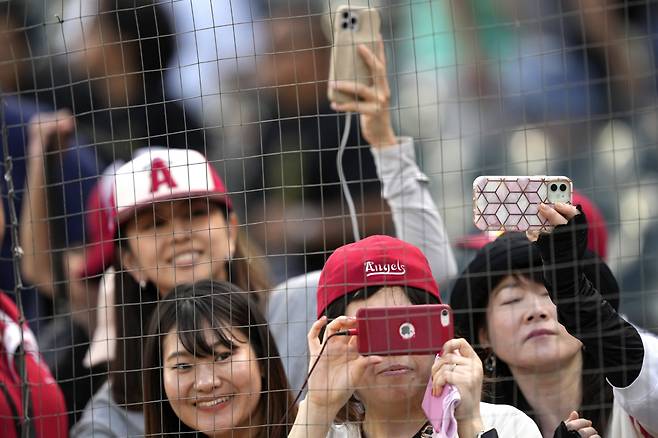 일본인 팬들이 화이트삭스전 직후 오타니를 향해 휴대폰을 들고 사진을 찍고 있다. AP연합뉴스
