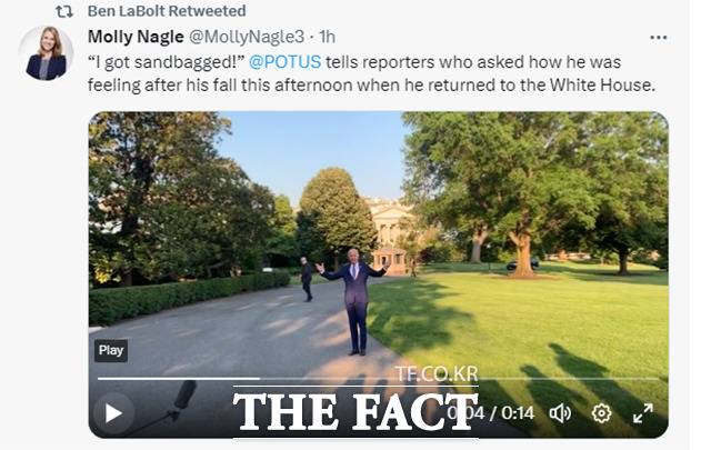 영상에서 바이든 대통령은 넘어진 것에 대해 괜찮은지 묻는 기자들의 질문에 "모래주머니 때문(I got sandbagged!)"이라며 뜀박질을 하고, 엄지손가락을 들어 보여 이상이 없음을 알렸다. /트위터 캡처