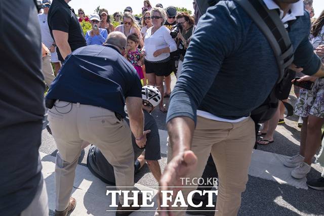 조 바이든 대통령이 2022년 6월 18일 델라웨어주 레호보스 비치의 고든스 폰드 산책로에서 군중을 맞이하기 위해 자전거에서 내리려다 넘어진 후 미국 비밀경호국 요원들의 도움을 받고 있다. /델라웨어주=AP.뉴시스