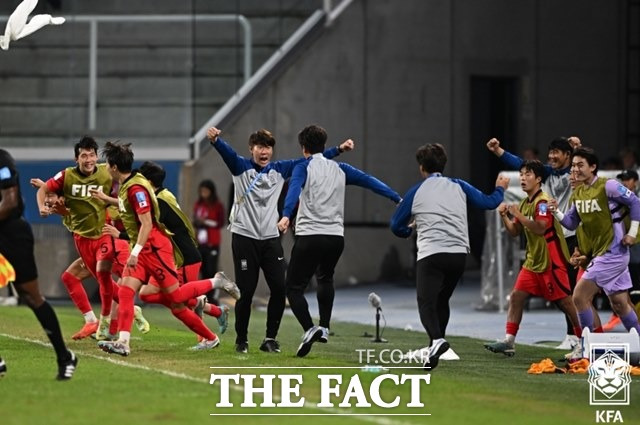 김은중 감독을 비롯한 코칭스태프와 선수들이 2일 '남미의 복병' 에콰도르를 3-2로 꺾고 8강 진출이 확정된 순간, 환호하고 있다./산티아고 델 에스테르(아르헨티나)=KFA