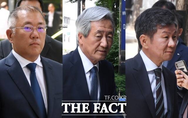 정의선 현대차 그룹 회장과 정몽준 아산재단 이사장, 정몽규 HDC그룹 회장(왼쪽부터)이 2일 오후 서울 종로구 종교교회에서 열린 정몽원 HL그룹 회장의 차녀 지수 씨와 백지연 전 앵커의 외아들 강인찬 씨 결혼식에 참석하고 있다. /이새롬 기자