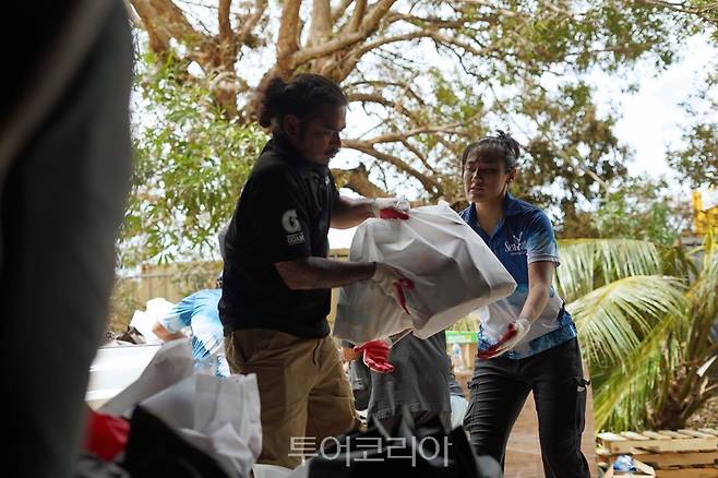 괌 정부 관계자들, 괌 주민들에게 현지 필요 물품 전달