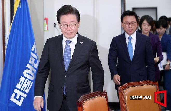 이재명 더불어민주당 대표 등 지도부가 2일 국회에서 열린 최고위원회의에 참석하고 있다. 사진=김현민 기자 kimhyun81@