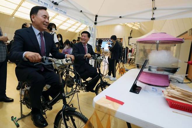 강남구 환경의 날 행사에서 자전거 발전기를 체험하는 조성명 강남구청장(왼쪽)