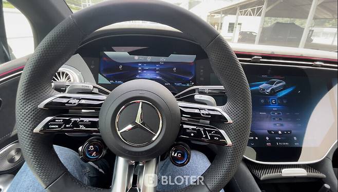운전석에서 바라본 EQE AMG 차량의 모습. 스티어링 휠 아랫쪽에 개별 설정을 통해 주행모도, 섀시 및 주행 사운드 설정을 할 수 있다 (사진=조재환 기자)