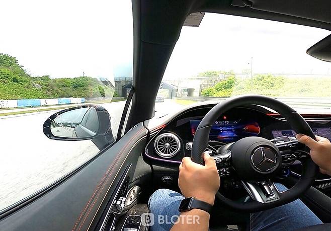 EQS AMG 차량으로 시속 170km 이상 주행하고 있는 모습. 차량의 출력이 높기 때문에 가속페달을 살짝 밟아도 이와 같은 속도가 나온다. (사진=조재환 기자)