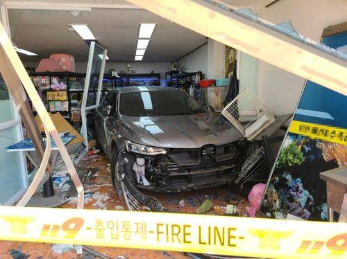 경북 포항시 남구 오천읍 한 상가에 돌진한 승용차. /포항남부소방서
