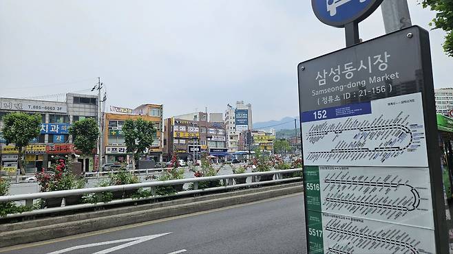 서울 관악구에 위치한 삼성동시장 버스정류장. 저 멀리 4차선 도로와 도림천 너머로 '서울대벤처타운역'이 보인다./조은임 기자