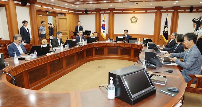 노태악 중앙선거관리위원장이 2일 오전 과천 중앙선거관리위원회에서 열린 회의에 참석, 착석해 있다. 중앙선거관리위원회는 이날 위원회의에서 '자녀 특혜 채용 의혹'과 관련한 감사원의 직무 감찰 수용 여부를 논의한다. /연합뉴스