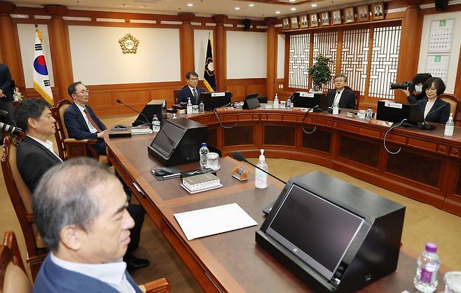 노태악 중앙선거관리위원장이 2일 오전 과천 중앙선거관리위원회에서 열린 회의에 참석, 착석해 있다. 중앙선거관리위원회는 이날 위원회의에서 '자녀 특혜 채용 의혹'과 관련한 감사원의 직무 감찰 수용 여부를 논의한다. /연합뉴스