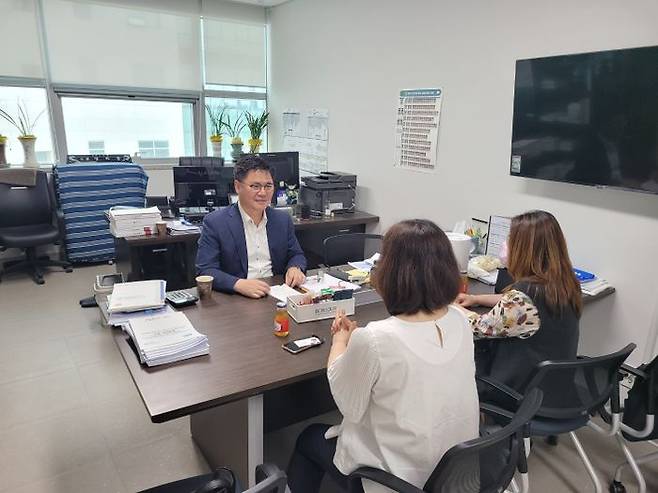 정하용 경기도의원이 행정실무사들과 대화를 나누고 있다. ⓒ경기도의회 제공