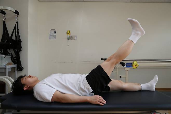 누워 다리들기 운동은 스쾃, 서서 발뒤꿈치 들기와 함께 노인들이 하기에 좋은 근력 운동이다. 일주일에 4,5일 이상 6개월 지속하면 근감소증을 꽤 개선할 수 있다. 중앙대병원 제공