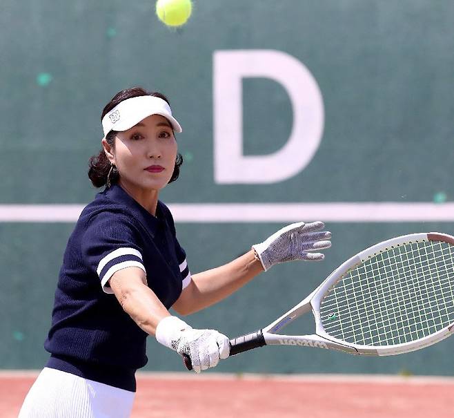 김선영 씨가 경기 남양주체육문화센터 테니스코트에서 백핸드 발리로 공을 넘기고 있다. 1990년대 말 군인인 남편을 따라 테니스를 
치기 시작한 그는 국내 아마추어 최강으로 군림한 뒤 이젠 즐기는 테니스로 행복한 100세 시대를 만들어가고 있다. 남양주=전영한 기자 scoopjyh@donga.com
