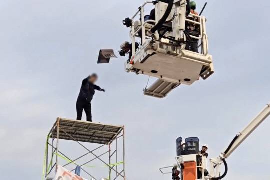 31일 전남 광양시 금호동 포스코 광양제철소 인근 도로에서 높이 7ｍ 망루를 설치해 고공농성을 벌인 한국노총 금속노련 간부가 체포에 나선 경찰관에게 의자를 던지고 있다.



경찰은 지난 29일 밤부터 도로를 막고 망루를 설치해 불법집회를 벌인 혐의로 금속노련 간부들을 체포하고 정글도와 석유통, 쇠막대기 등을 압수했다. 전남경찰청 제공=연합뉴스.