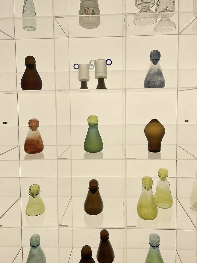 ‘다시 자연에게 보내는 편지’ 전시 중 버려지는 유리병을 재료로 다시 쓰임을 찾아주는 작업을 하는 박선민 작가의 작품들. 박효성 제공