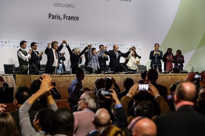 2015년 12월12일 파리에서 열린 제21차 기후변화협약 당사국총회(COP21)에서 각국 대표단과 국제기구 관계자들이 파리기후협정 채택에 환호하고 있다. 연합뉴스