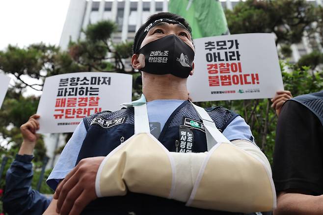 2일 서울 서대문구 경찰청 앞에서 양회동열사 노동시민사회종교문화단체 공동행동 활동가들과 건설노조 조합원들이 기자회견을 열었다. 지난 31일 서울 중구 파이낸스빌딩 앞에서 건설노동자 고 양회동씨의 분향소 설치하는 과정에서 경찰의 진압으로 다친 최진호 건설노조 조합원이 왼팔에 깁스를 하고 있다. 김혜윤 기자 unique@hani.co.kr