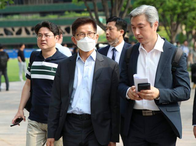 김문수 경제사회노동위원회(경사노위) 위원장이 지난달 31일 서울 중구 세종대로 인근에서 열린 윤석열 정권퇴진 및 전국동시다발 민주노총 총력투쟁 결의대회 현장을 살펴보고 있다. 뉴시스