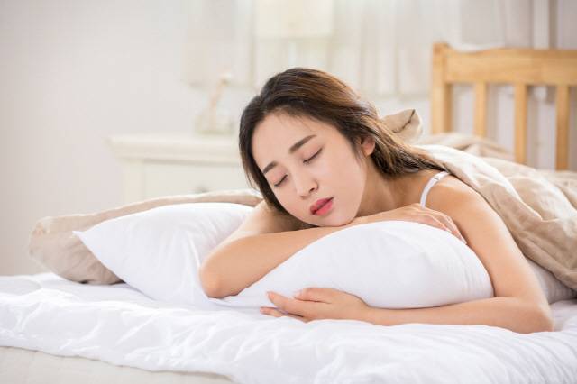 엎드려 자는 자세는 녹내장 위험을 높이고 척추, 목 관절에도 악영향을 줄 수 있어 피하는 게 좋다./사진=클립아트코리아